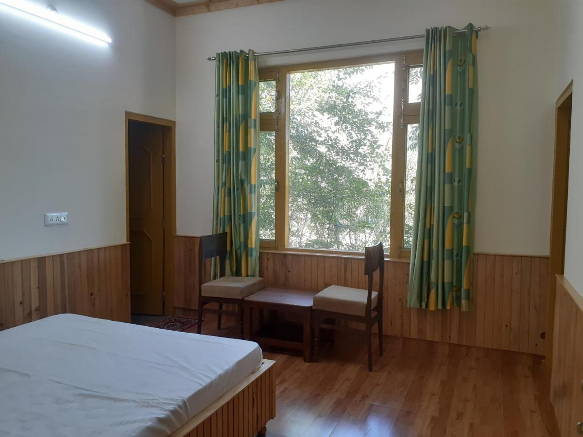 Gazing Moon Homestay Shamshi