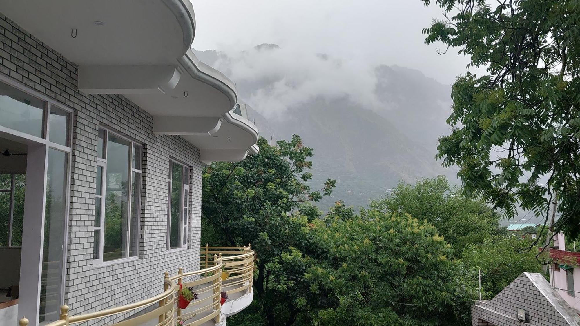 Gazing Moon Homestay Shamshi